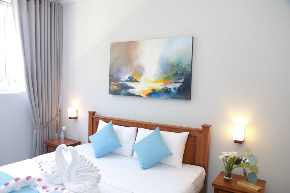 Deluxe Double Room, 1 King Bed, Mountain View | Soundproofing, iron/ironing board (on request), WiFi (free), bed sheets