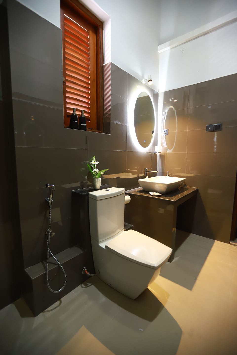 Superior Double Room, 1 King Bed, Mountain View | Bathroom | Shower, free toiletries, bidet, towels
