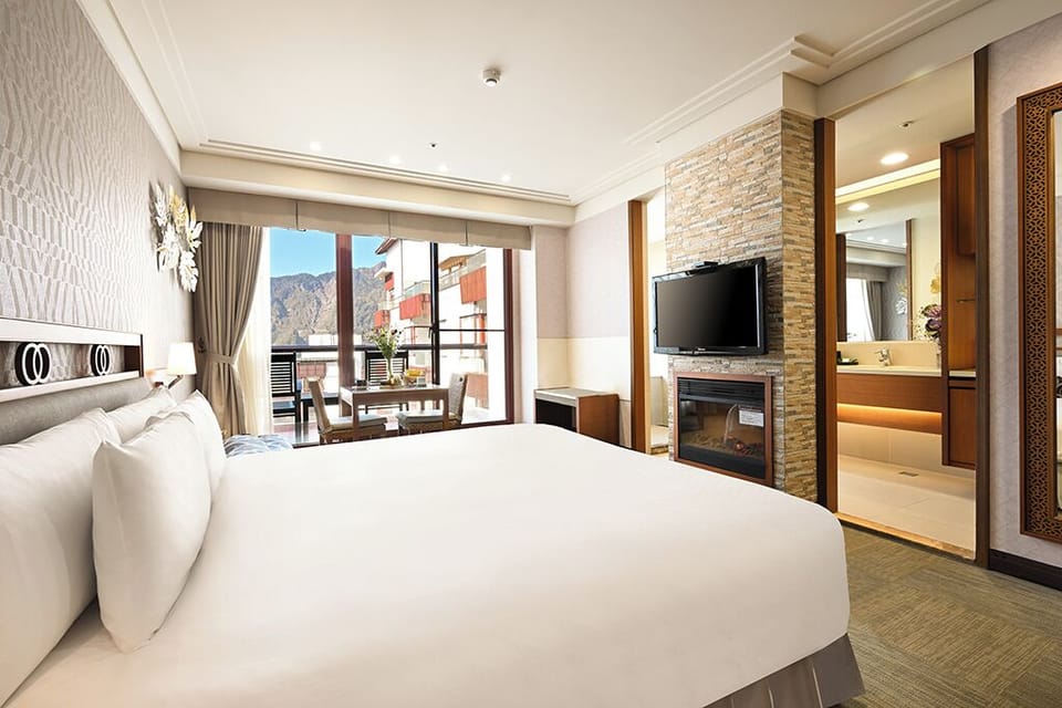 Modern Building Deluxe Double Room | Premium bedding, free minibar, in-room safe, desk