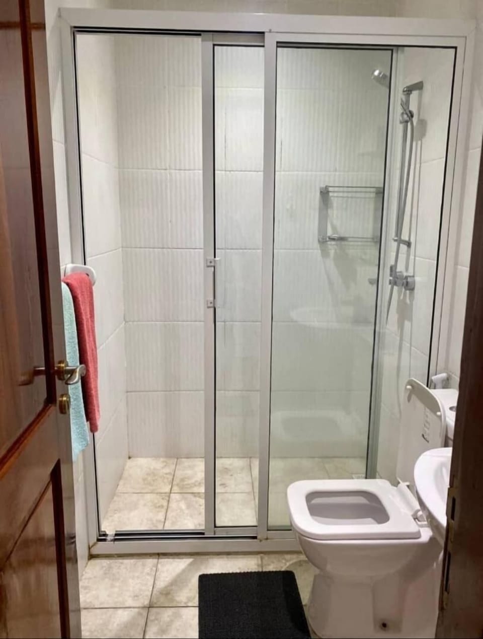 Deluxe Studio Suite | Bathroom | Free toiletries, slippers, towels, toilet paper