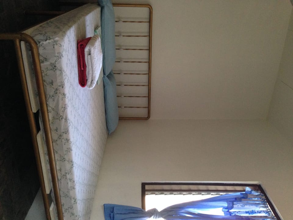 Bungalow | Desk, soundproofing, rollaway beds, bed sheets