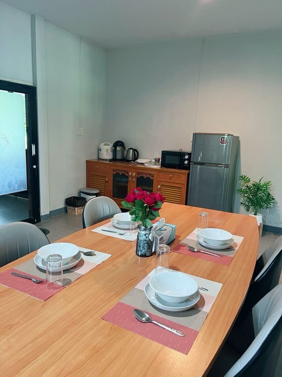 Deluxe House | Private kitchen | Fridge, microwave, stovetop, electric kettle
