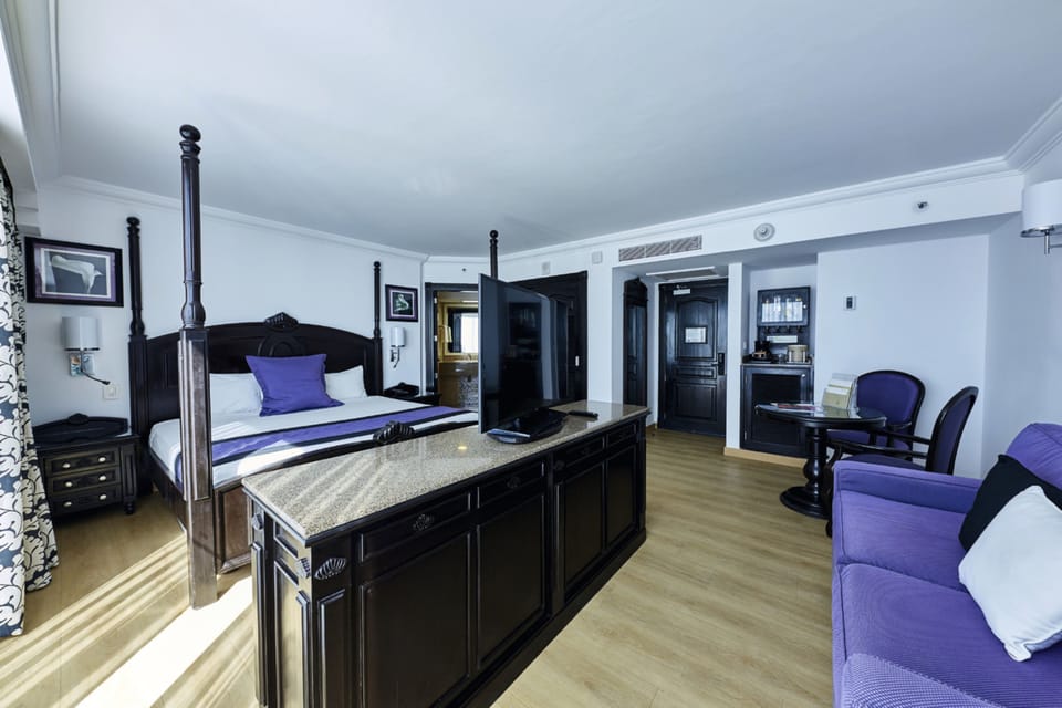 Minibar, in-room safe, laptop workspace, blackout drapes