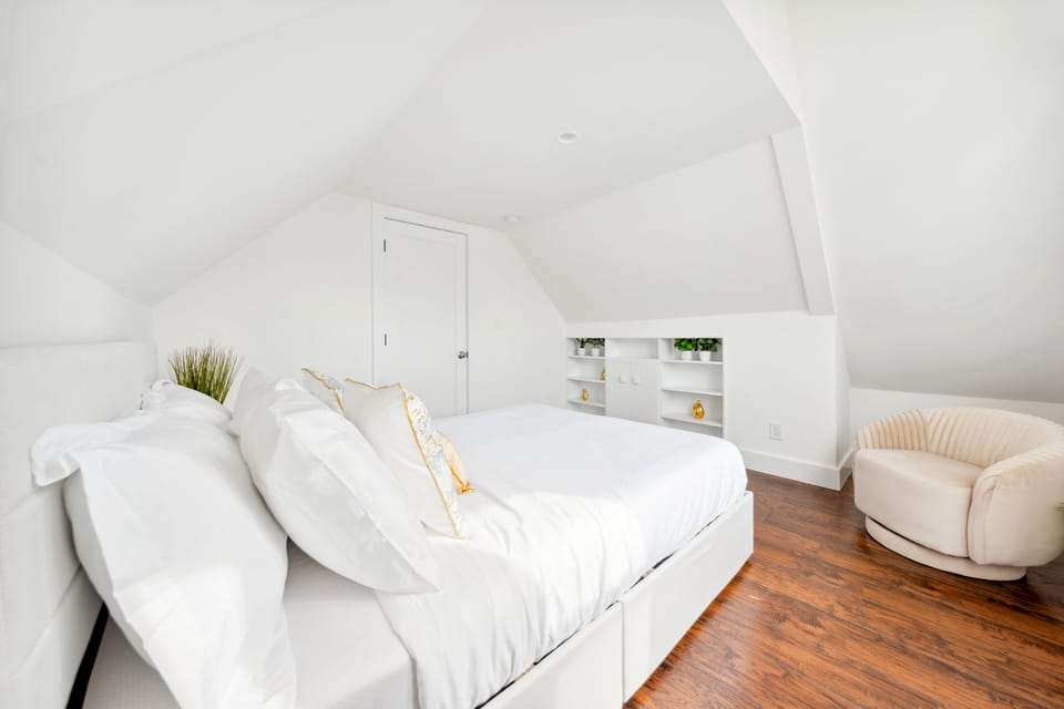 Luxury Apartment | 1 bedroom, in-room safe, iron/ironing board, free WiFi