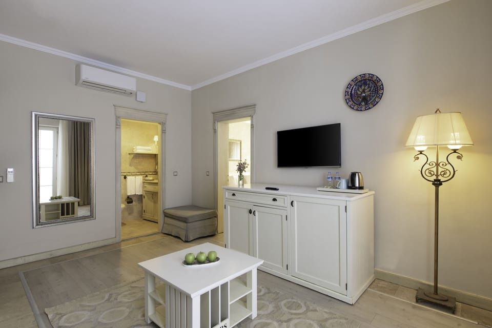 Deluxe Studio Suite, Garden View | Living area | 42-inch LED TV with satellite channels