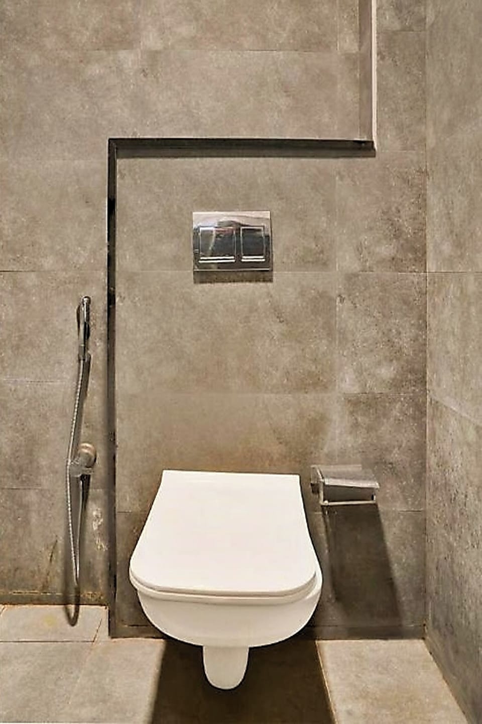 Deluxe Room | Bathroom | Separate tub and shower, rainfall showerhead, free toiletries