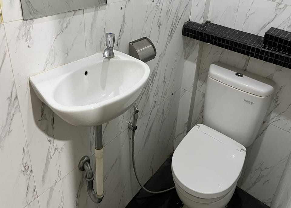Standard Double Room | Bathroom | Shower, rainfall showerhead, free toiletries, towels