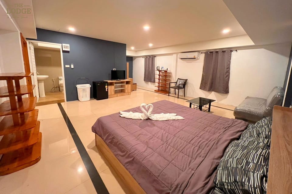 Premier Room, Sea View | Minibar, desk, free WiFi, bed sheets