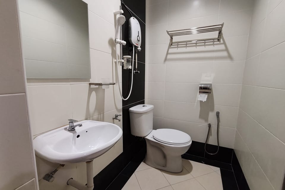 Standard Room | Bathroom | Shower, rainfall showerhead, free toiletries, towels