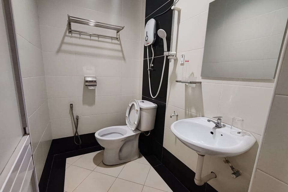 Deluxe Triple Room | Bathroom | Shower, rainfall showerhead, free toiletries, towels