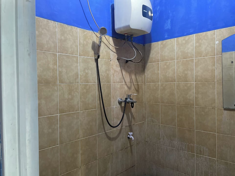 Family Room | Bathroom | Shower, rainfall showerhead, free toiletries, towels