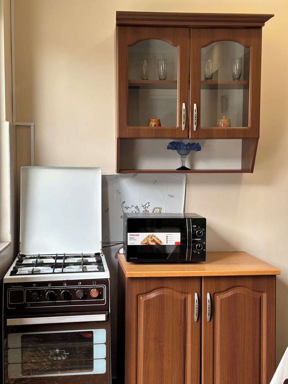 Comfort Apartment, Mountain View | Private kitchen | Full-size fridge, microwave, oven, cookware/dishes/utensils