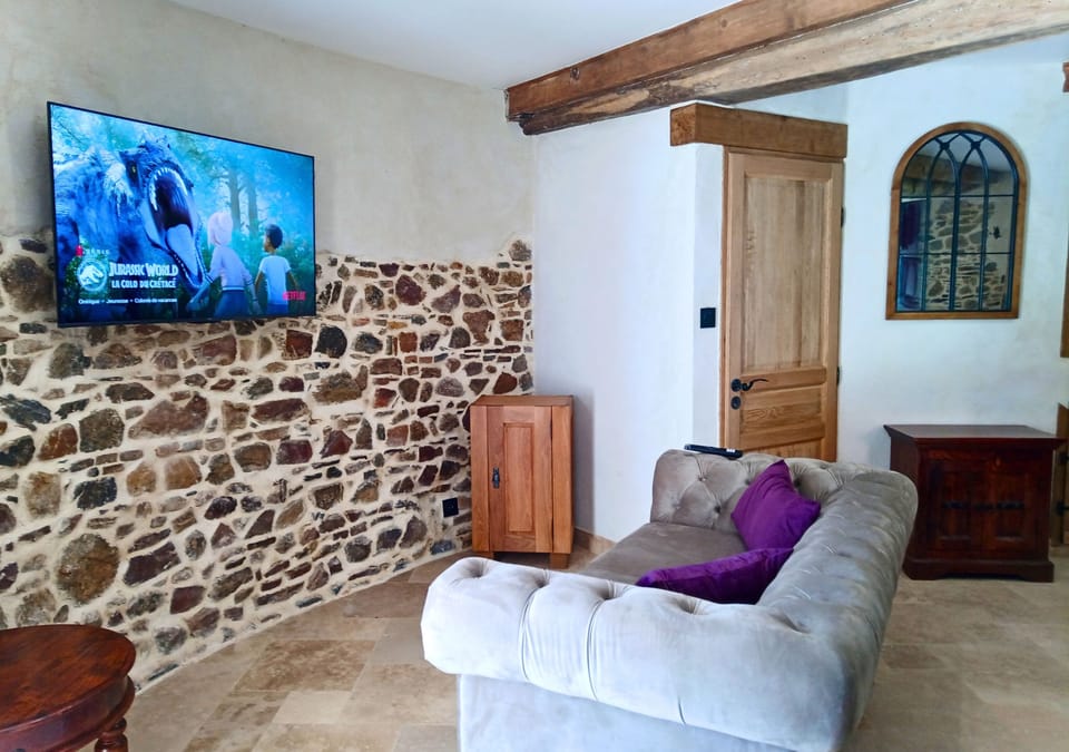 Royal Cottage | Living area | Flat-screen TV, Netflix, streaming services