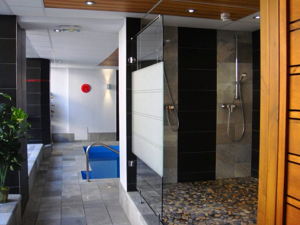 Couples treatment rooms, body treatments, body scrubs, facials