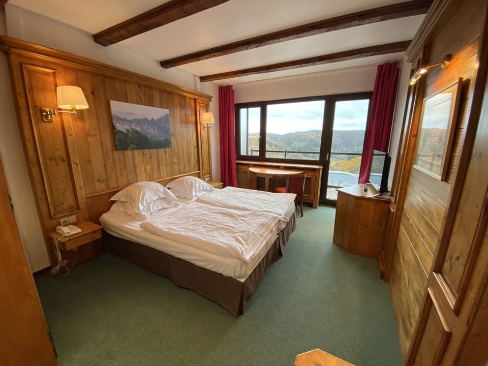 Twin Room | Desk, soundproofing, cribs (free), WiFi (free)