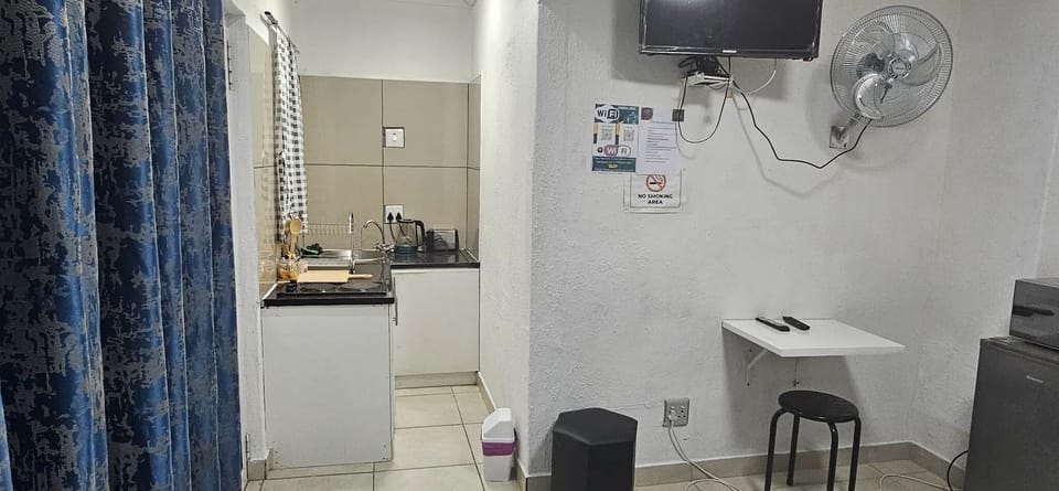 Room 8 - Standard Room | Desk, laptop workspace, iron/ironing board, free WiFi