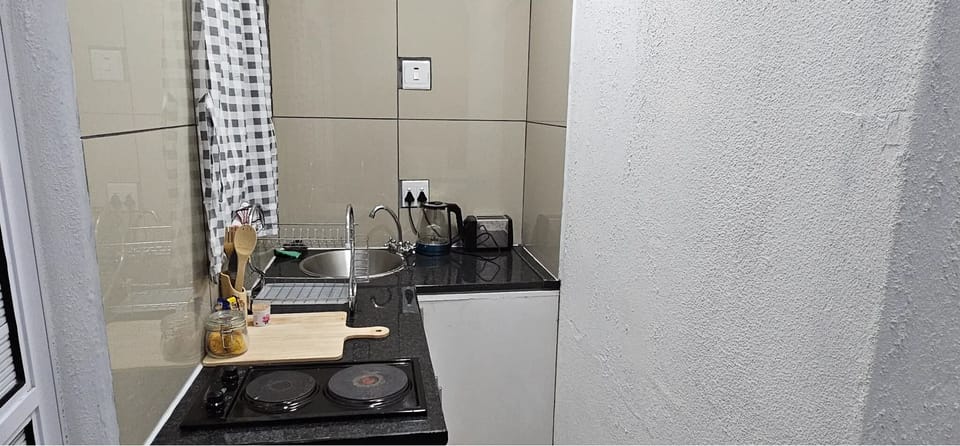 Room 8 - Standard Room | Desk, laptop workspace, iron/ironing board, free WiFi