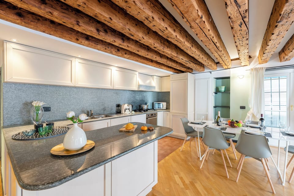 Family Apartment, Multiple Bedrooms, 2 Bathrooms (Beautiful Flat In The Historic Center) | Private kitchen | Fridge, microwave, oven, stovetop