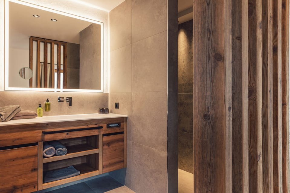 Suite | Bathroom | Shower, eco-friendly toiletries, hair dryer, bathrobes