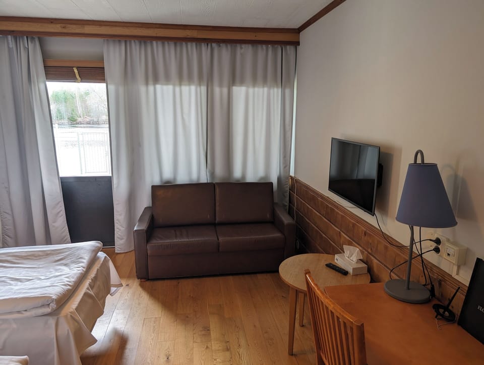 Twin Room | Desk, laptop workspace, WiFi (free), bed sheets