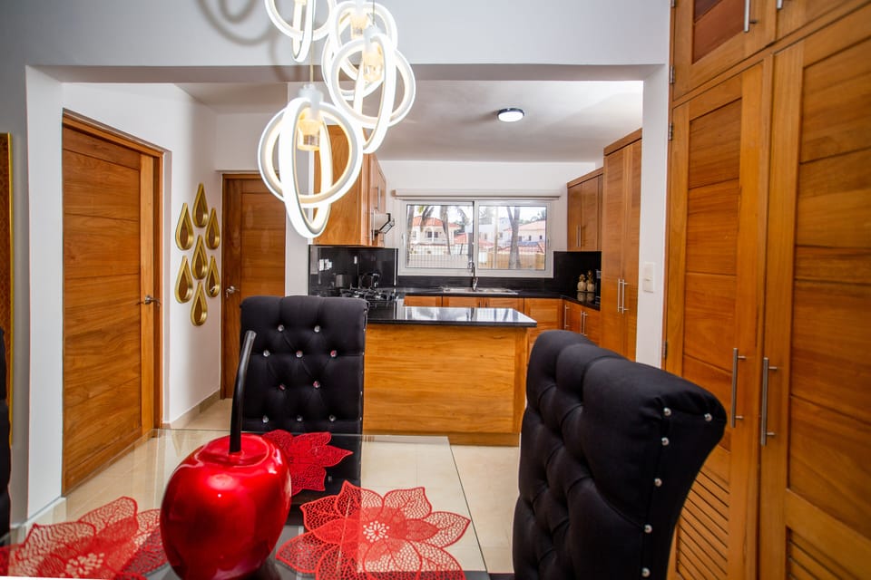 Deluxe Apartment | Private kitchen | Microwave, oven, coffee/tea maker, blender