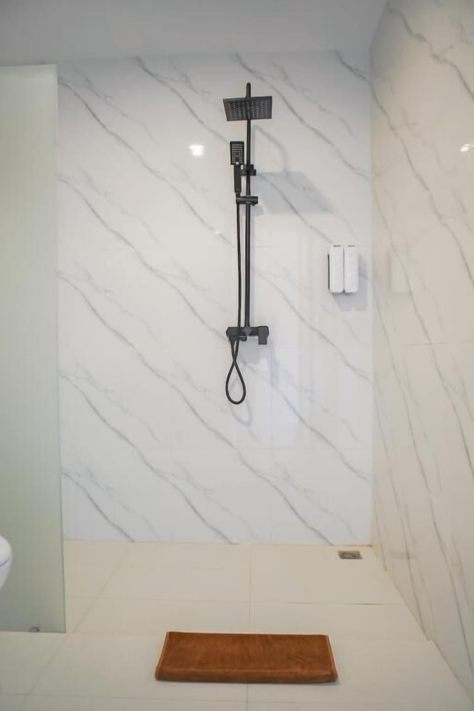 Standard Double Room | Bathroom | Shower, rainfall showerhead, free toiletries, hair dryer