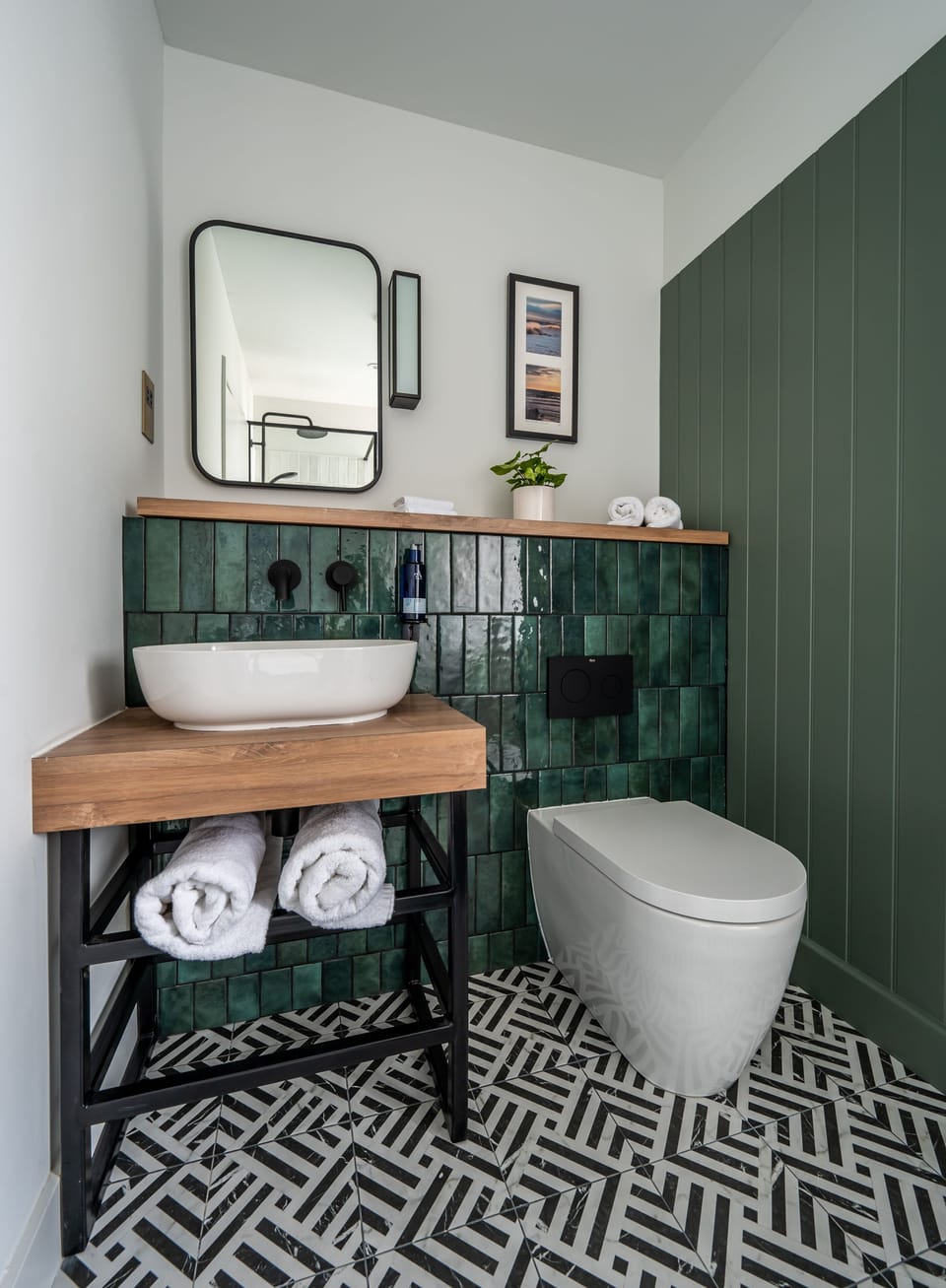 Standard Suite, 1 King Bed, Garden View | Bathroom | Designer toiletries, hair dryer, towels