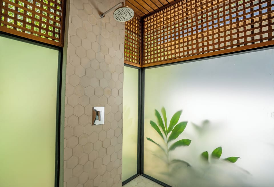 Bungalow | Bathroom | Shower, towels, soap