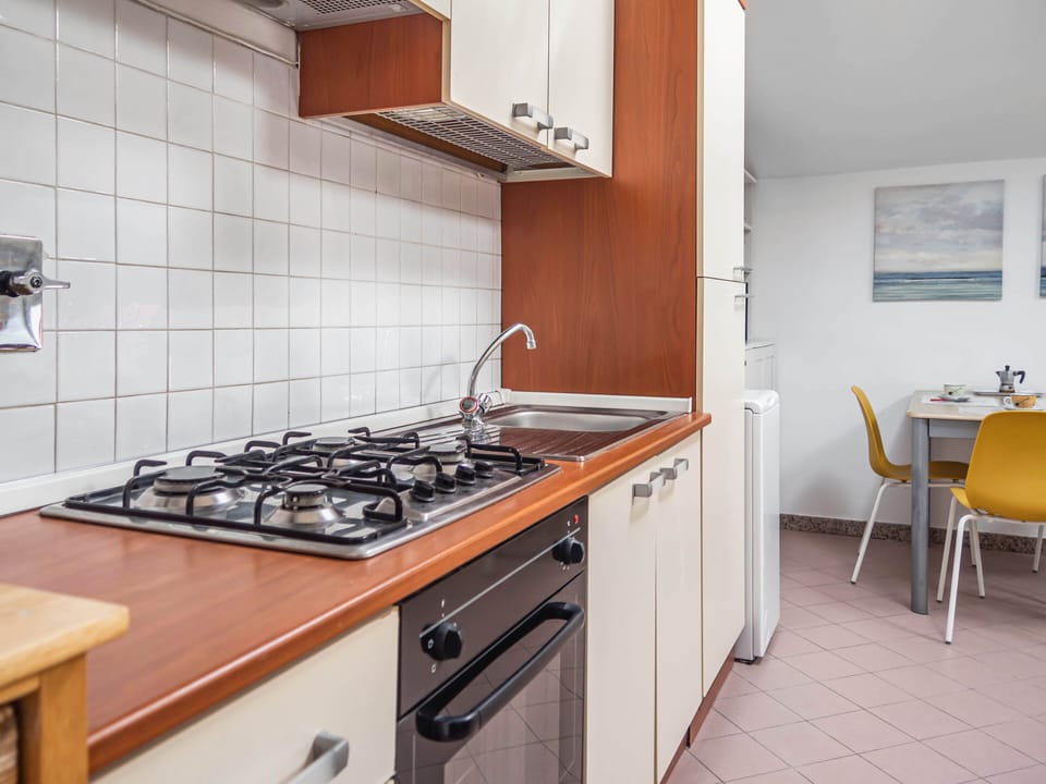 Studio | Private kitchen | Full-size fridge, oven, stovetop, cookware/dishes/utensils