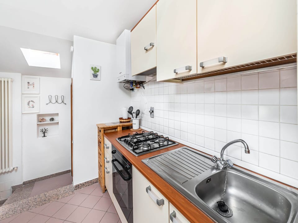 Studio | Private kitchen | Full-size fridge, oven, stovetop, cookware/dishes/utensils