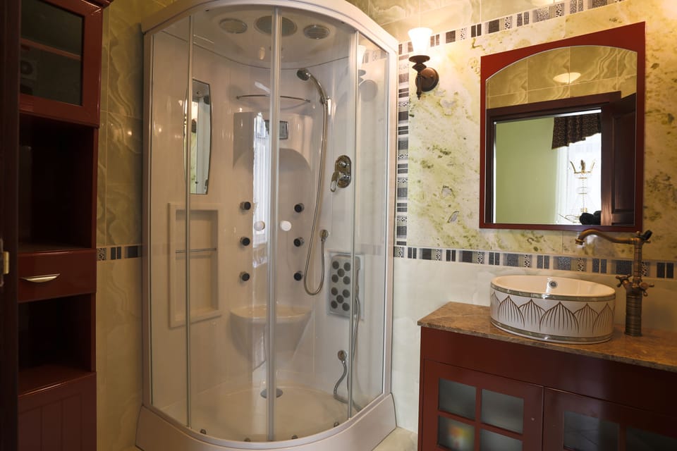 Junior Double Room, Park View | Bathroom | Shower, free toiletries, hair dryer, slippers