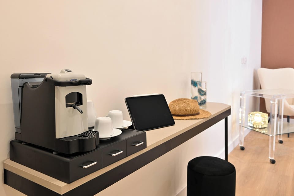 Minibar, in-room safe, WiFi (free)