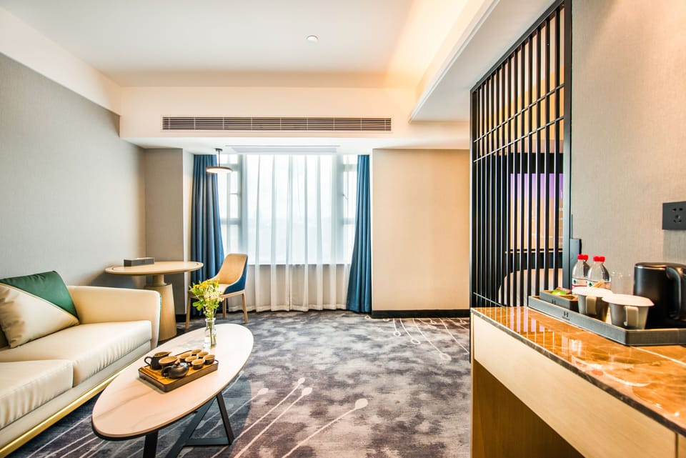 Executive Room | Hypo-allergenic bedding, down comforters, free minibar, desk