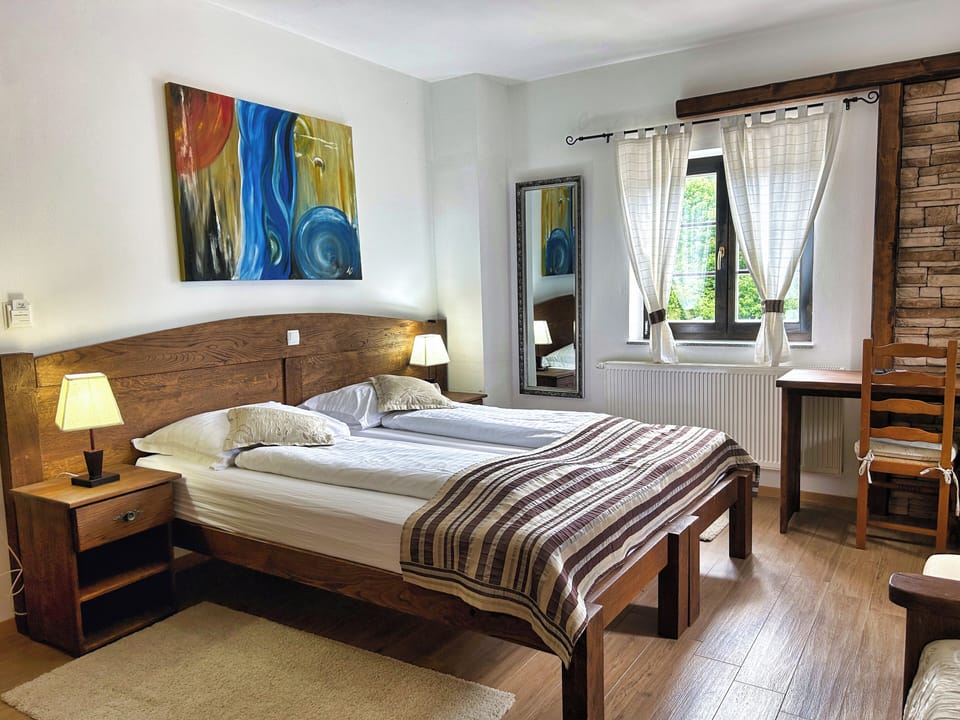 Deluxe Room, 1 King Bed, Garden View | Minibar, in-room safe, desk, soundproofing