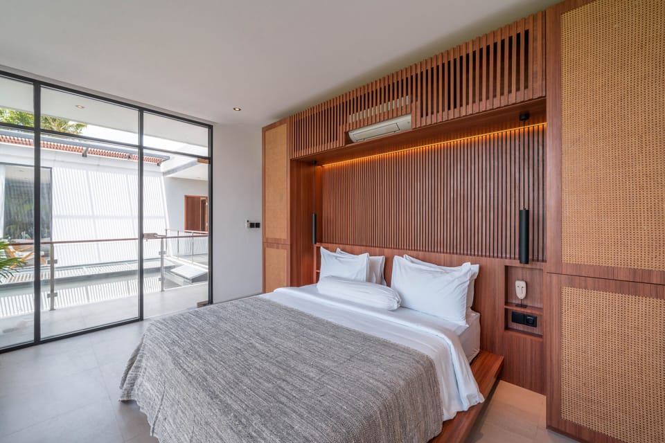 4 bedrooms, desk, iron/ironing board, bed sheets