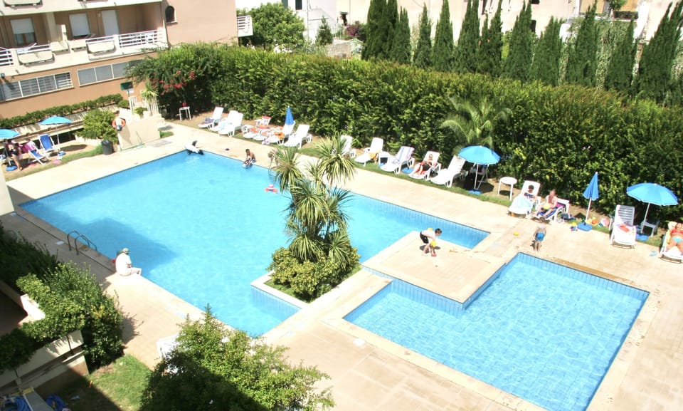 Outdoor pool, pool umbrellas, sun loungers