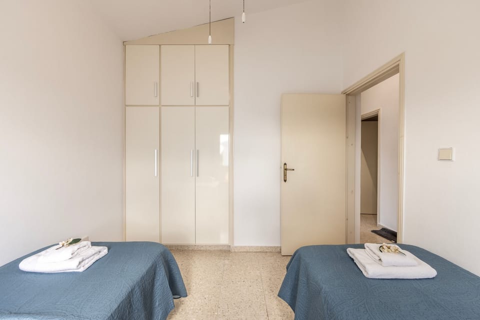 3 bedrooms, bed sheets