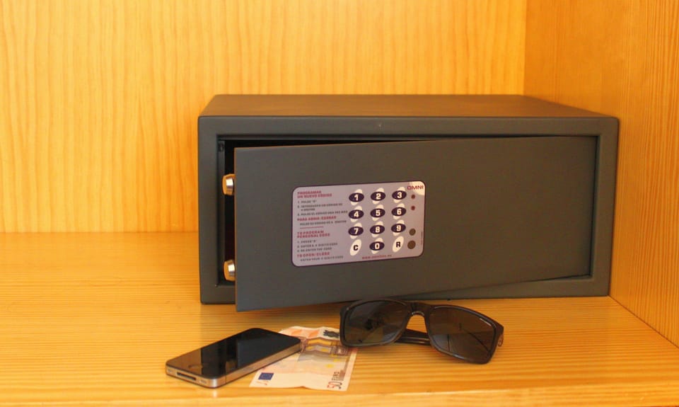 Minibar, in-room safe, WiFi (free), bed sheets