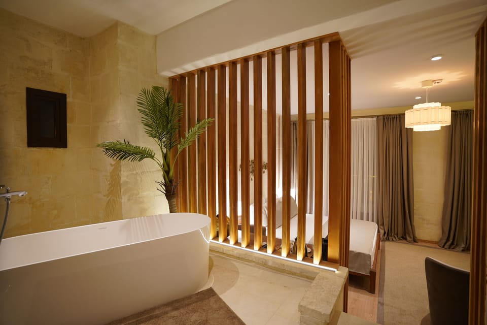 Executive Double or Twin Room, Courtyard View | Bathroom | Shower, hair dryer, towels