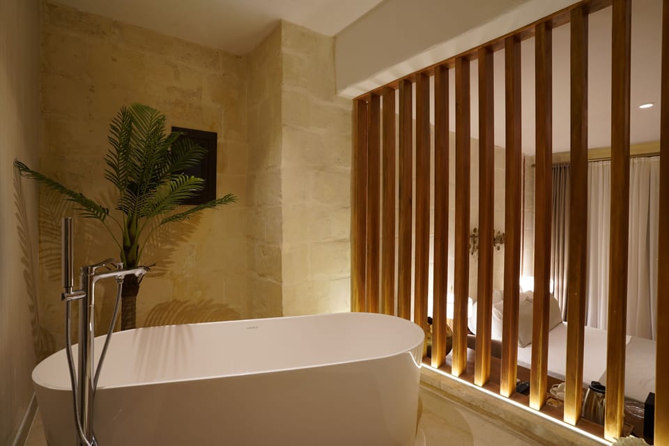 Executive Double or Twin Room, Courtyard View | Bathroom | Shower, hair dryer, towels