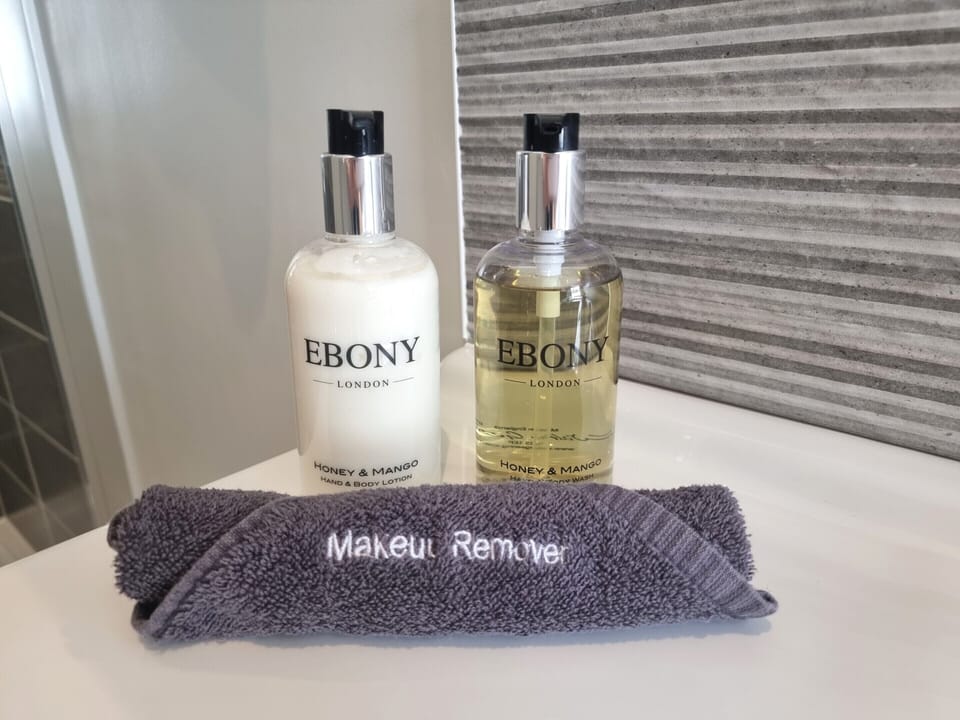 Panoramic Double Room, Ensuite, Sea View (301) | Bathroom | Shower, free toiletries, hair dryer, slippers