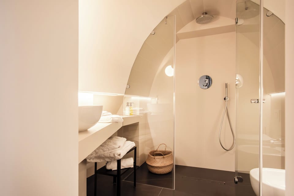 Romantic Room | Bathroom | Rainfall showerhead, towels