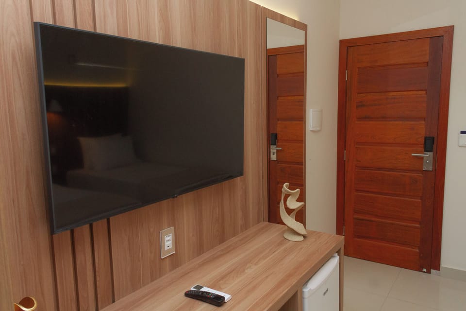 Superior Suite | Egyptian cotton sheets, premium bedding, Select Comfort beds, minibar