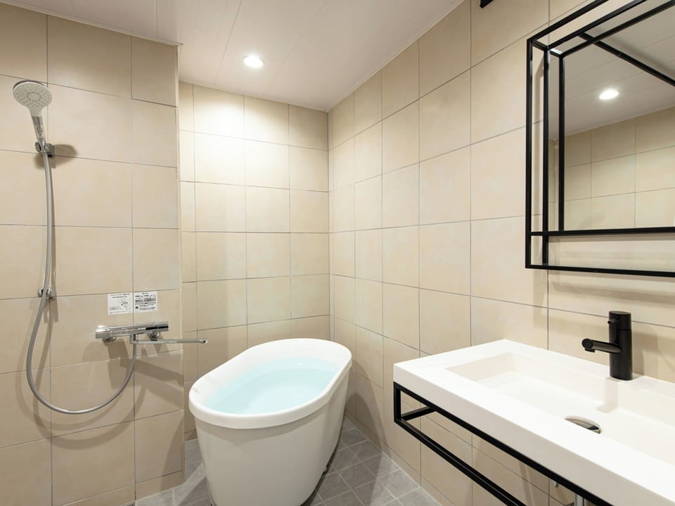 Twin Room, Non Smoking, Ocean View | Bathroom | Combined shower/tub, free toiletries, hair dryer, towels