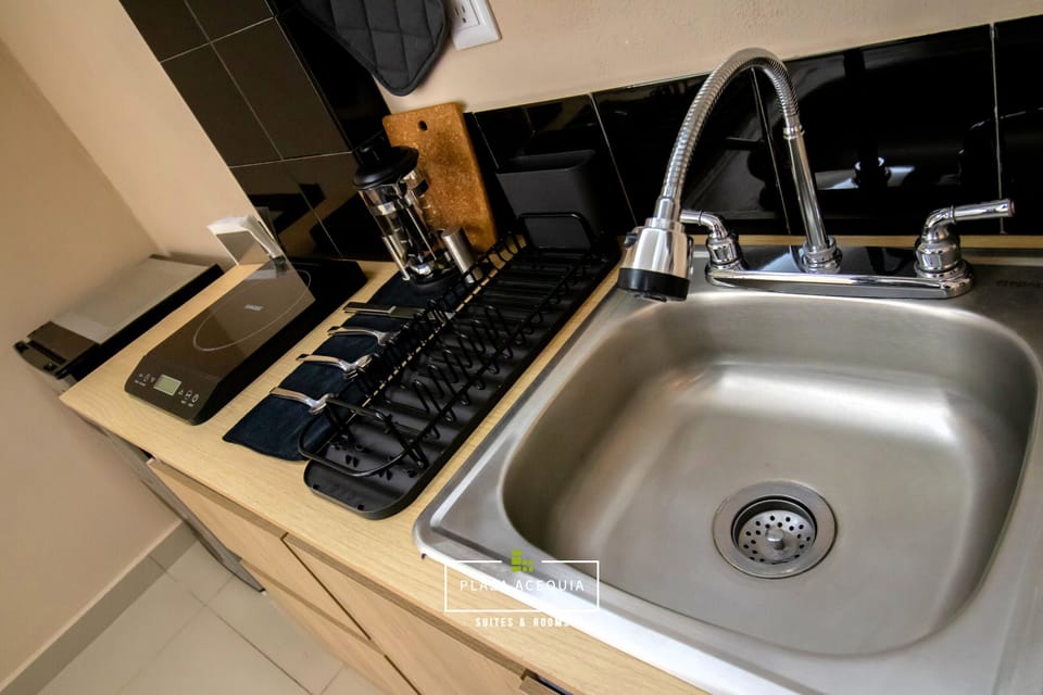 Toaster, cookware/dishes/utensils