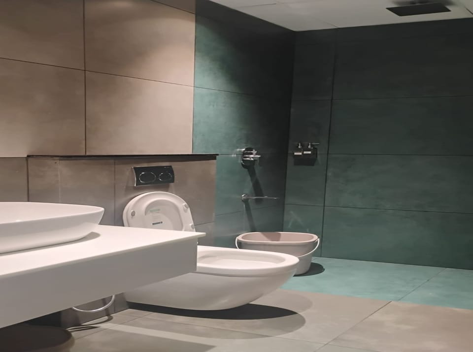 Junior Studio | Bathroom | Shower, towels, shampoo