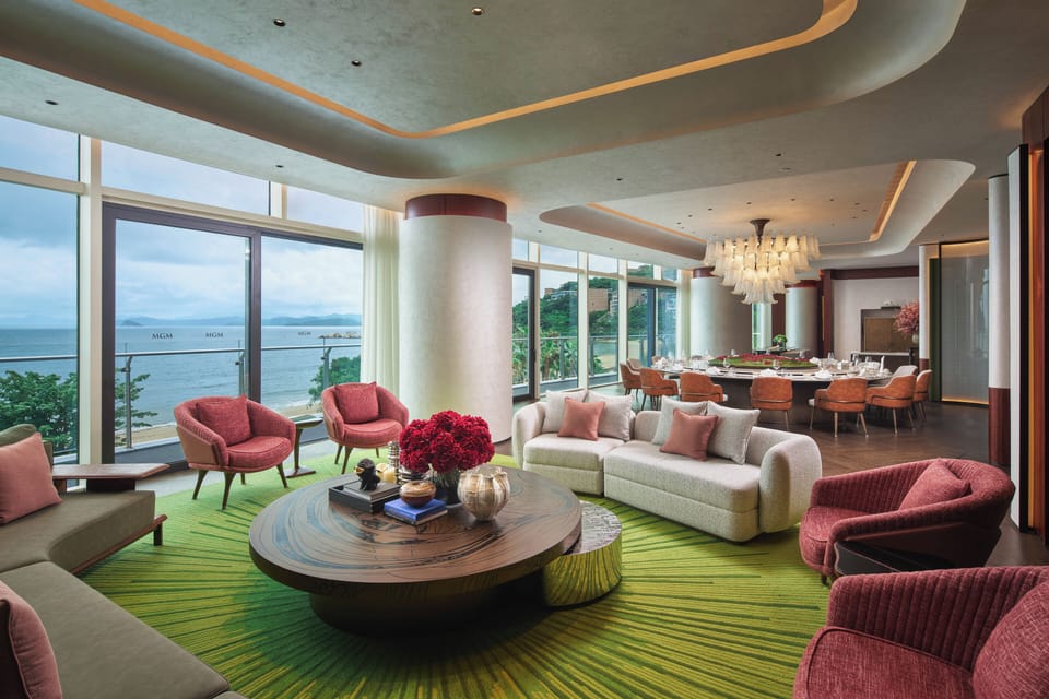 4 restaurants; breakfast, lunch, and dinner served