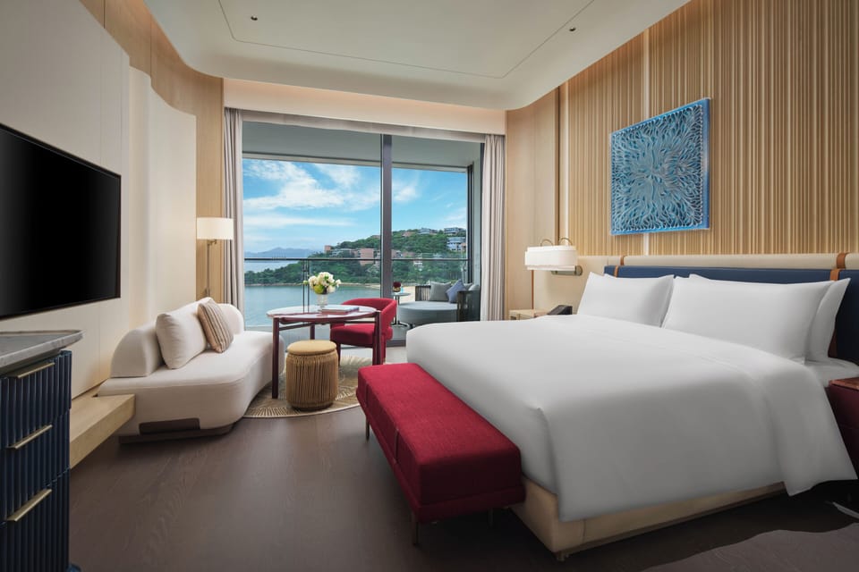 Deluxe Seaview King | Minibar, in-room safe, blackout drapes, soundproofing
