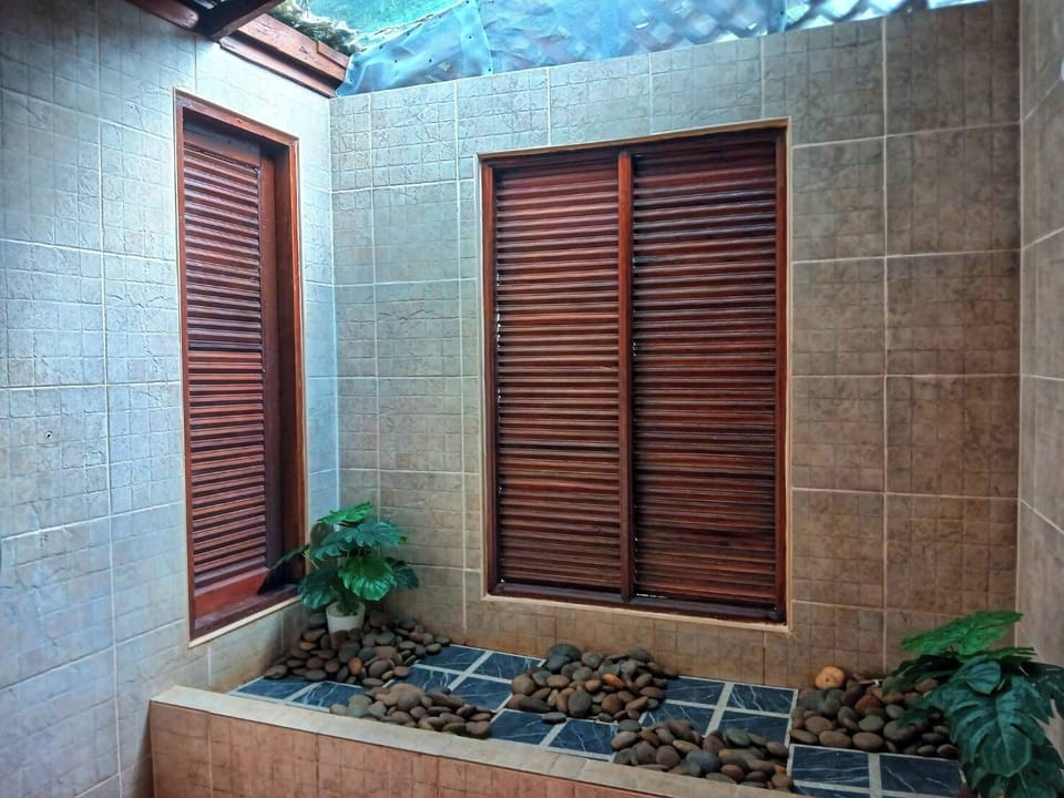Standard Single Room | Bathroom | Shower, rainfall showerhead, free toiletries, hair dryer