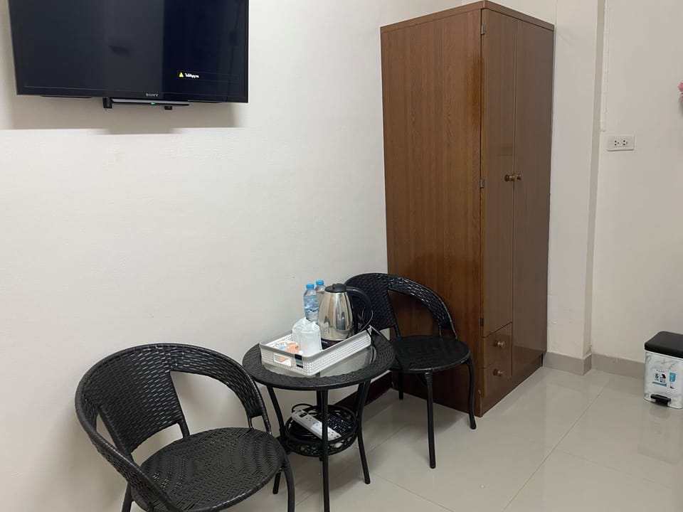 Standard Room, 1 Queen Bed (Room 2) | WiFi (free), bed sheets